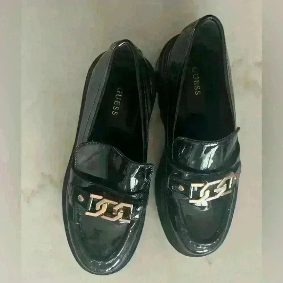 Guess black patent leather lug sole loafers with gold tone G link chain W size 8 - Picture 4 of 8